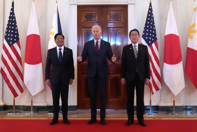 De Amerikaanse president Joe Biden (midden), geflankeerd door zijn Filippijnse ambtgenoot Ferdinand Marcos (links) en de Japanse premier Fumio Kishida.