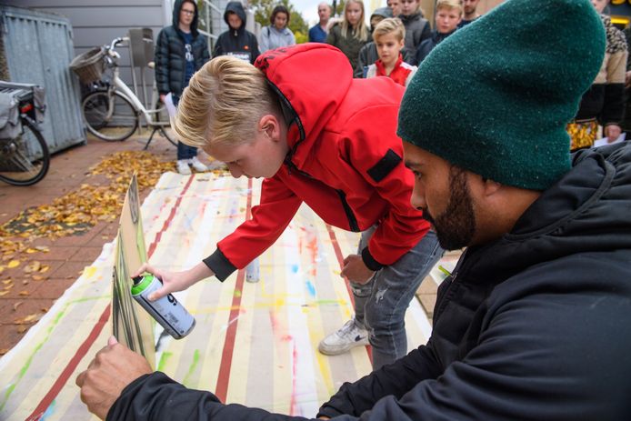 Graffitiworkshop bij het Kulturhus Kruidenwijk. Kinderen krijgen les van Joshua Rada.