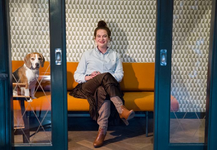 Van docent van het jaar naar uitvaartondernemer. De Rotterdamse Anne Grootenboer (33) doet het. Hier zit ze thuis op de bank met haar hond Rembrandt.