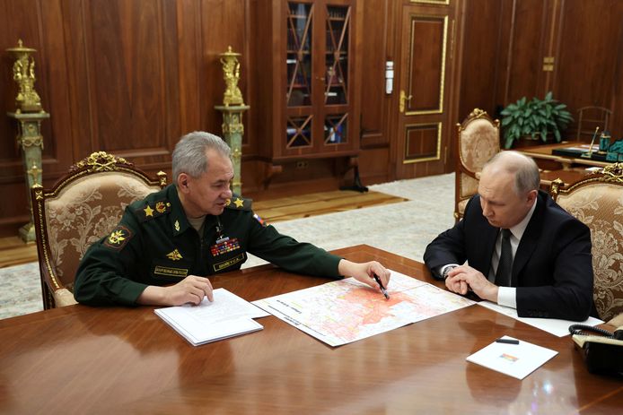 De Russische president Vladimir Poetin dinsdag samen met Defensieminister Sergej Sjojgoe.