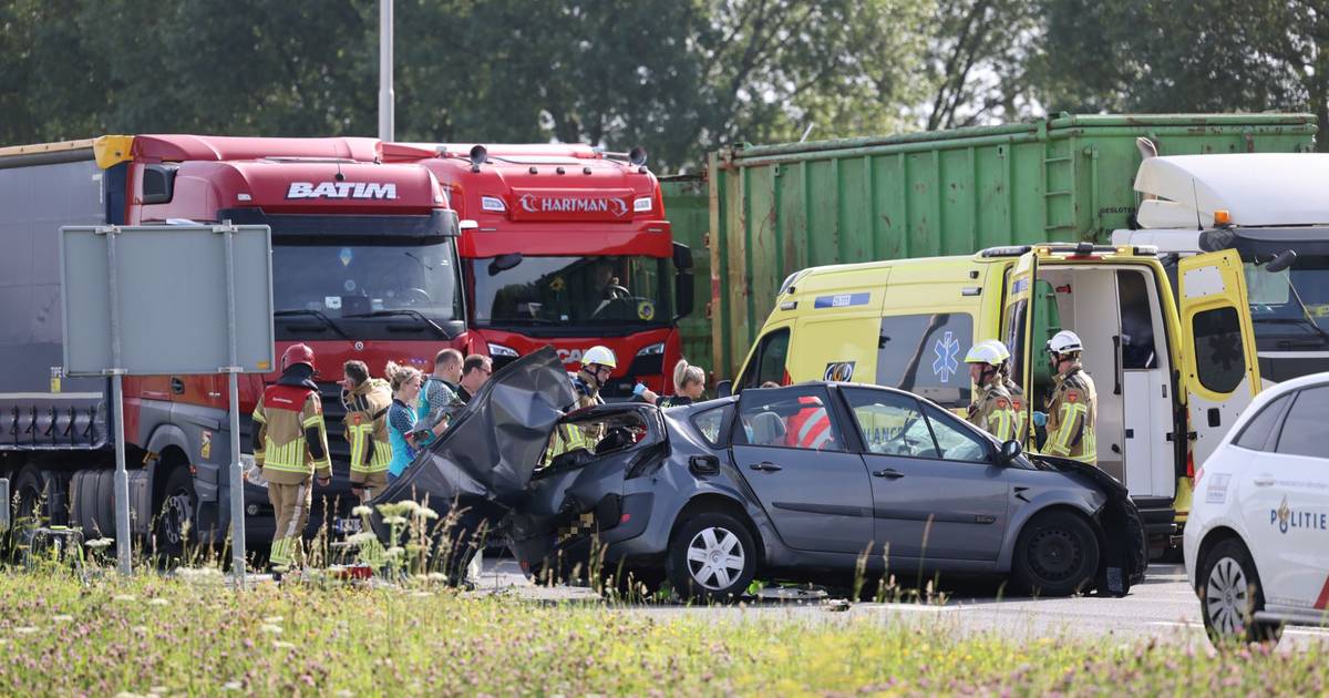 Automobilist raakt gewond bij zwaar ongeluk met vrachtwagen: traumahelikopter landt naast de weg.