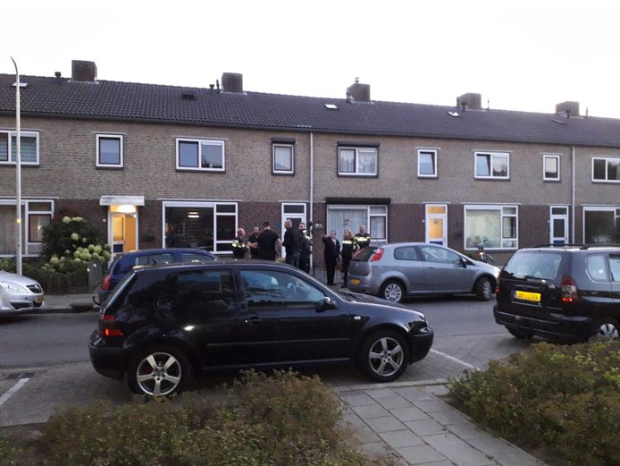 De politie viel donderdagavond een woning aan de Kennedystraat in Huissen binnen.