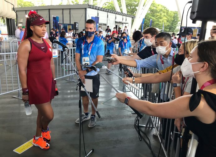 Naomi Osaka staat de massaal toegestroomde media te woord.