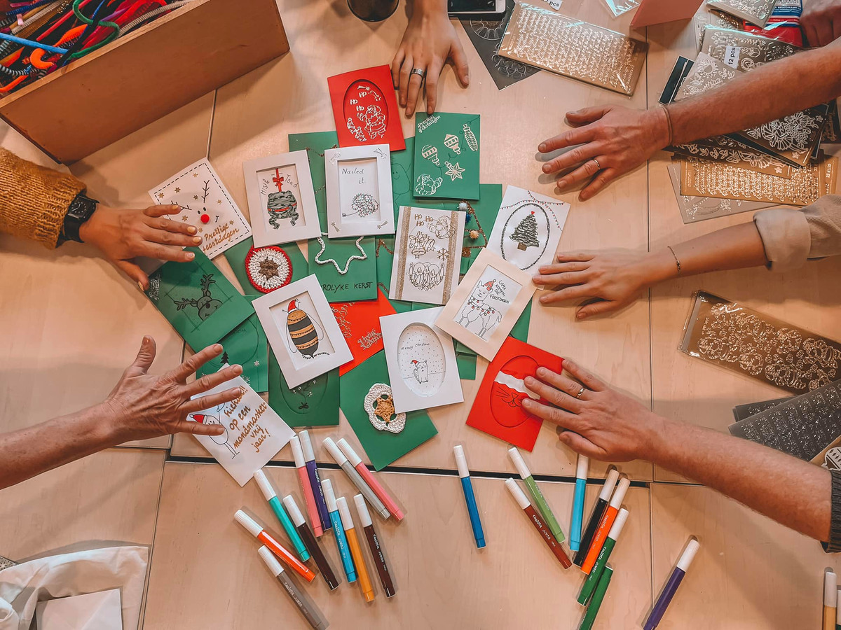 Patiënten UPC Duffel schrijven kerstkaarten naar inwoners van