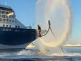 Flyboarder voert spectaculaire show op bij cruiseschip