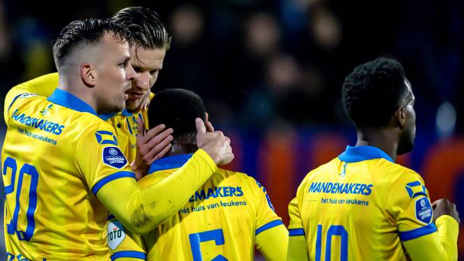 LIVE | Clement krijgt enorme kans om RKC-voorsprong uit te breiden, maar kopt voor open goal naast