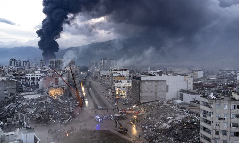 Een luchtfoto van Iskendrum, een havenstad met 160.000 inwoners in de zwaar getroffen provincie Hatay, waarop de omvang van de schade te zien is.  Beeld ANP / EPA