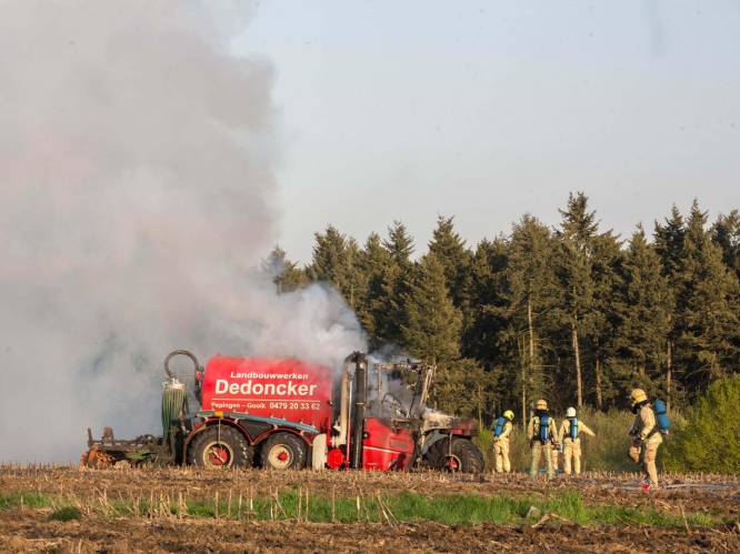 Gigantische rookpluim door brandend landbouwvoertuig