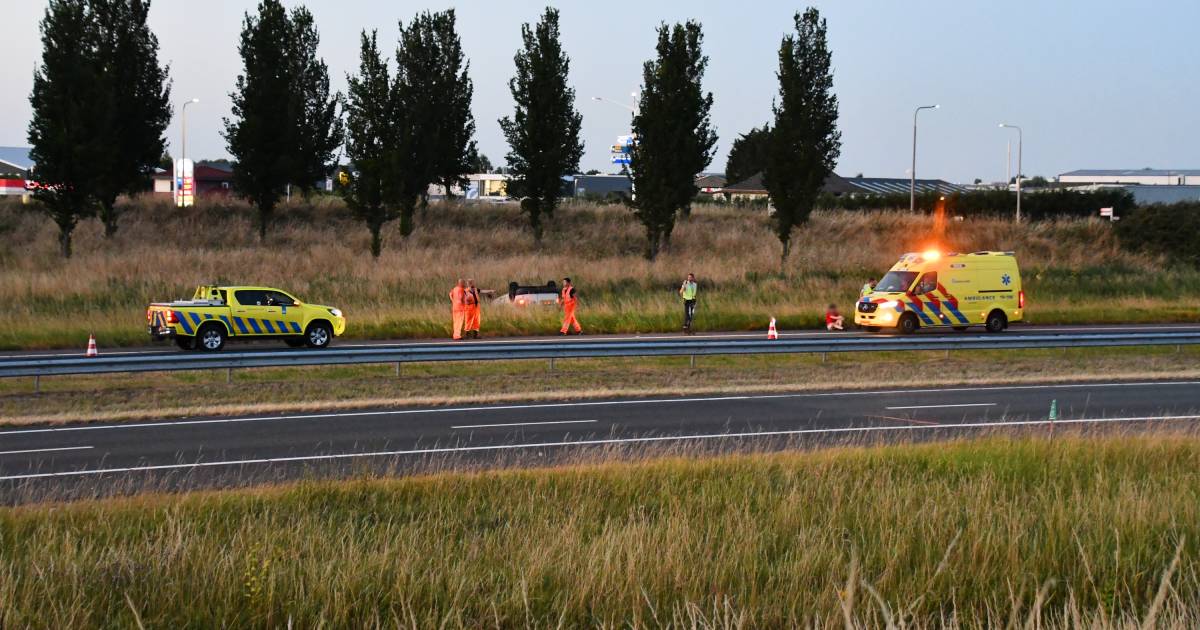 Auto over de kop tijdens afhandeling ander ongeval.