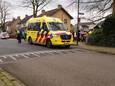 Twee personen op een scooter zijn gewond geraakt bij een botsing met een auto in Gemert.