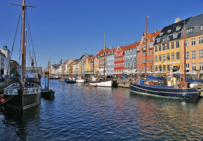 De schilderachtige Nyhavn in Kopenhagen. Denemarken geniet wereldwijd een reputatie van vredelievend land waar mannen en vrouwen gelijk zijn.