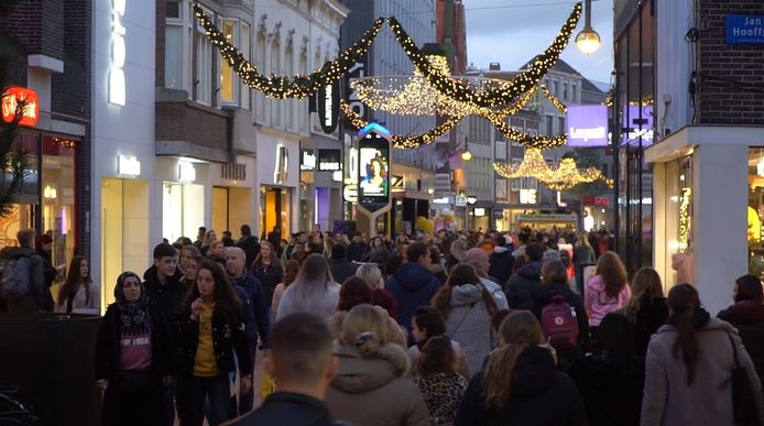 Topdrukte in Eindhovense binnenstad tijdens Black Friday