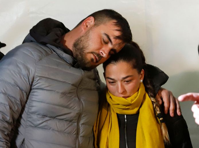 José Roselló en zijn echtgenote Victoria in het rouwcentrum in Málaga nadat hun zoontje dood was gevonden in de put.