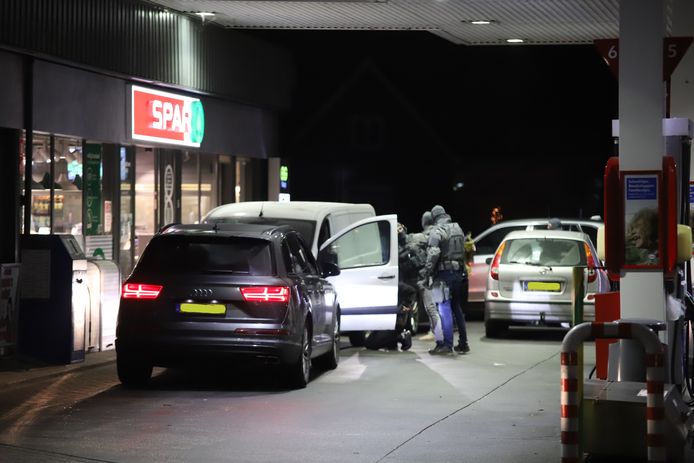 Een arrestatieteam houdt twee mannen staande bij een tankstation aan de Stationsstraat in Winterswijk vanwege een melding over een vuurwapen. De agenten treffen geen wapen aan.