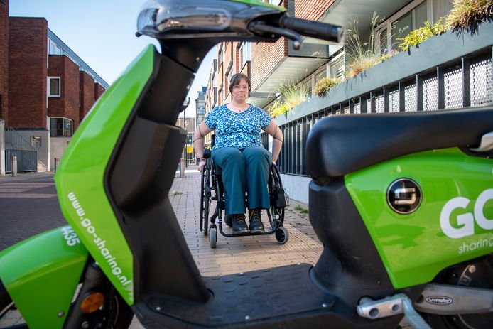 Maranke Wieringa zit sinds kort in een rolstoel. Wieringa heeft last van allerlei obstakels, waaronder deelscooters en -fietsen van GO Sharing.
