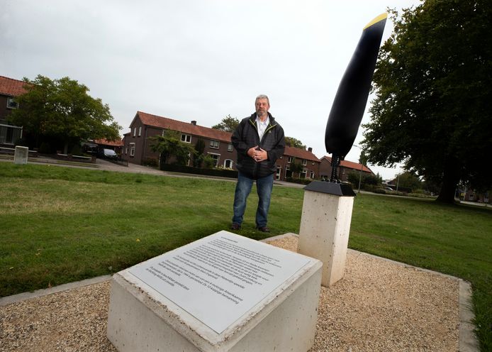 Theo Leemreize bij het nieuwe monument in het Joep ter Haarplein ter nagedachtenis aan iedereen die bij heeft gedragen aan het verzet in de voormalige gemeente Lichtenvoorde.