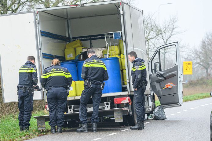 Drugsafval in verlaten vrachtwagen in Ulvenhout.