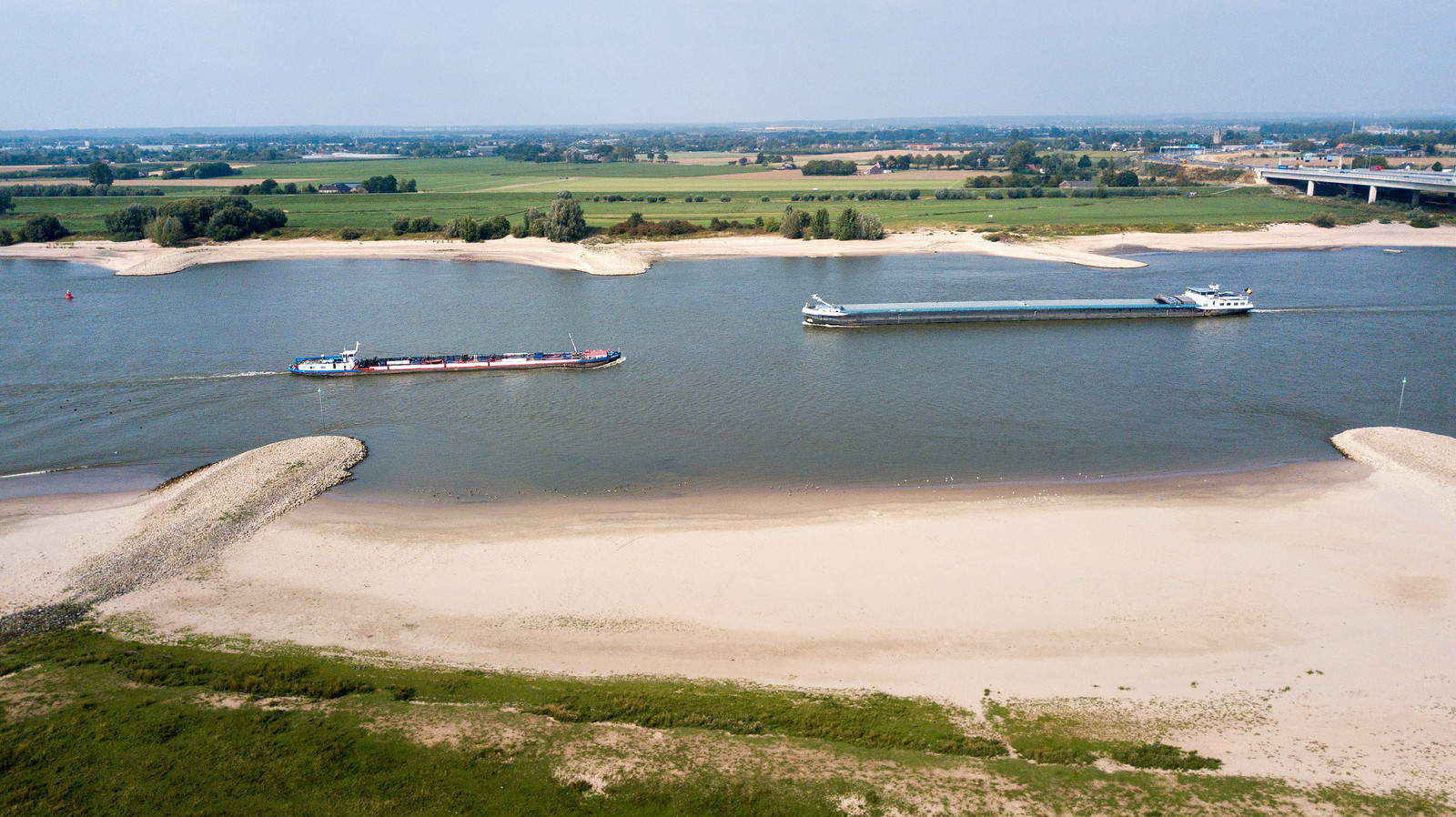 Waal bij Nijmegen stond nog nooit zo laag als vandaag Foto AD.nl
