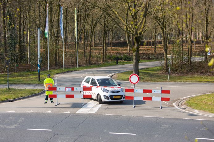 Met hekken en beveiligers waren parkeerplaatsen van populaire wandelgebieden in Baarn dit weekend afgesloten