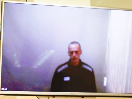Sterk vermagerde Navalny verschijnt op video in rechtszaal: ‘Ik ben een vreselijk skelet’