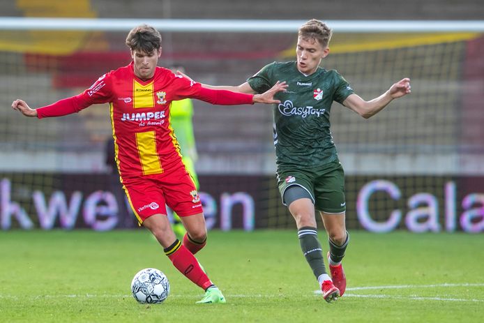 Marc Cardona (l) aan de bal namens GA Eagles. De Spaanse spits scoorde bij zijn debuut in de Adelaarshorst. Rechts Emmen-speler Teun Bijleveld.