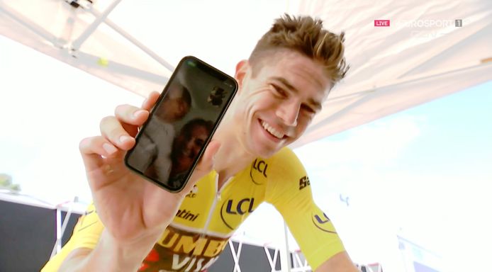 Wout Van Aert facetimet na zijn overwinning op de rollen naar het thuisfront met Sarah en Georges.