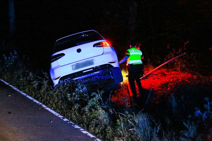 Op de Provincialeweg in Someren is in de nacht van zaterdag op zondag een auto in de sloot terechtgekomen.