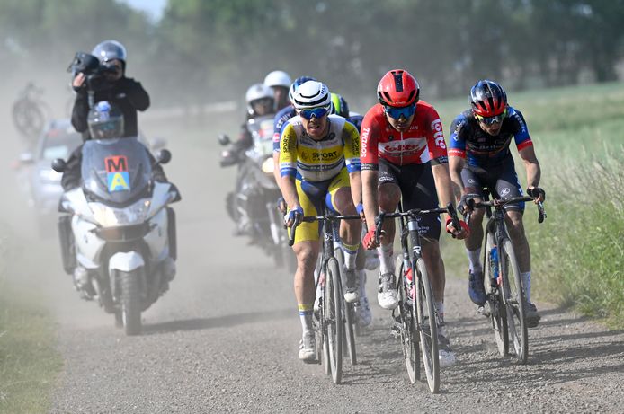 Vermeersch (centraal) en Nys (rechts) over een van de onverharde wegen.