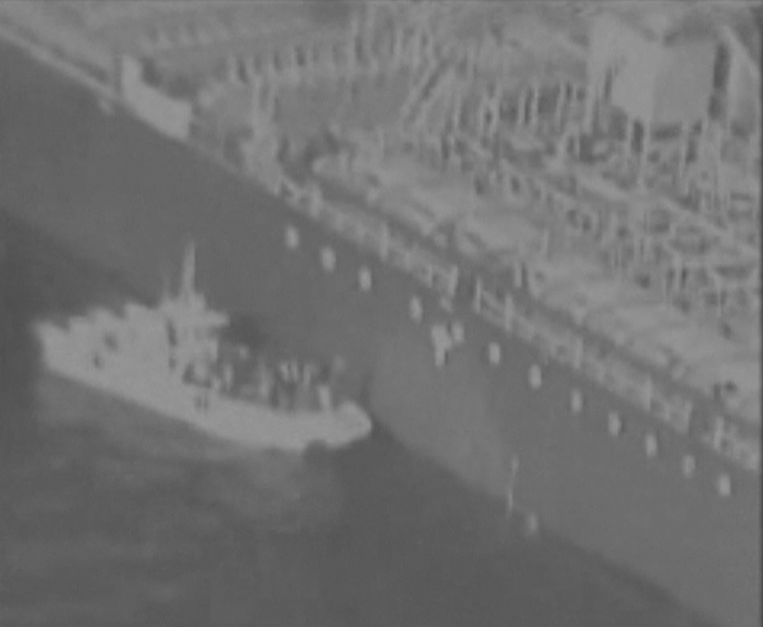 Het Amerikaanse leger deelde vrijdag beelden waarop te zien zou zijn dat leden van de Iraanse Revolutionaire Garde een niet-ontplofte zeemijn van een olietanker verwijderen.  Beeld 