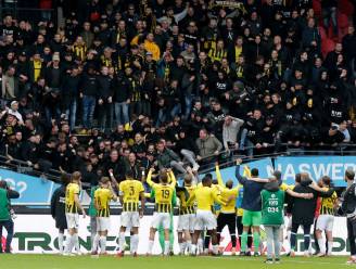 Even schrikken: volle tribune in Nijmegen stort deels in onder druk van vierende fans Vitesse