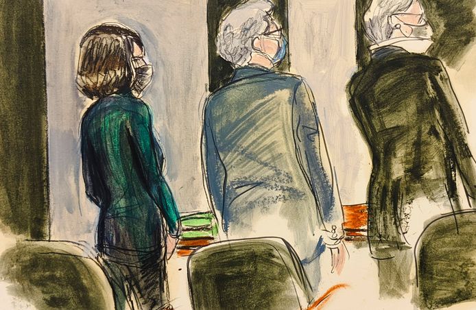 Ghislaine Maxwell (links) naast haar advocaten in de rechtbank.