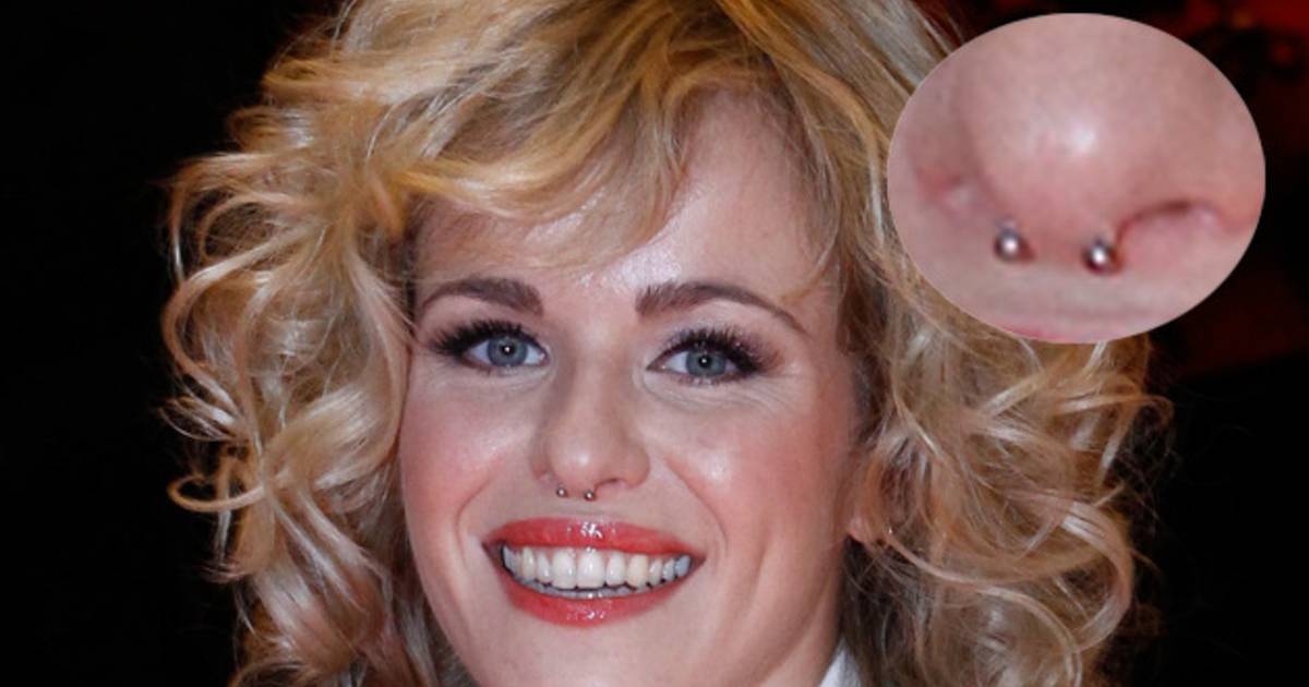 K3 S Josje Op Rode Loper Met Neuspiercing Show Ad Nl