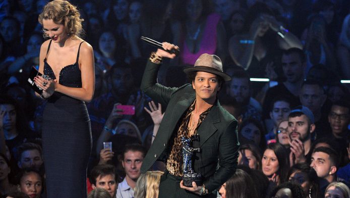 Is Bruno Mars Een Kabouter Of Lijkt Dat Alleen Maar Zo Celebrities Hln Be