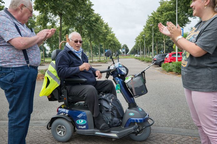 Simon Bomers (84) uit Etten- Leur keert op zijn scootmobiel terug na een tiendaagse tour van Den Helder naar huis.
Foto: Pix4Profs/Joyce van Belkom