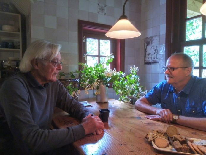 Ben Boers (links) met Anthon van der Neut van de Historische Vereniging Westerbork.