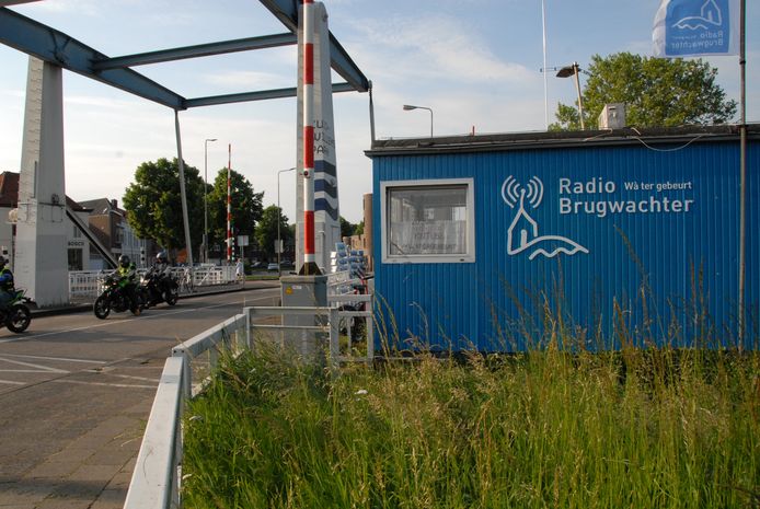 Radio Brugwachter bij de Anthoniebrug aan de Zuid-Willemsvaart