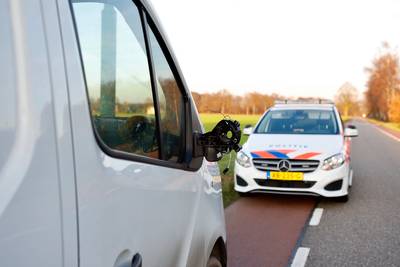 Hardloper gewond door ‘harde tik’ van spiegel bestelbus in Escharen