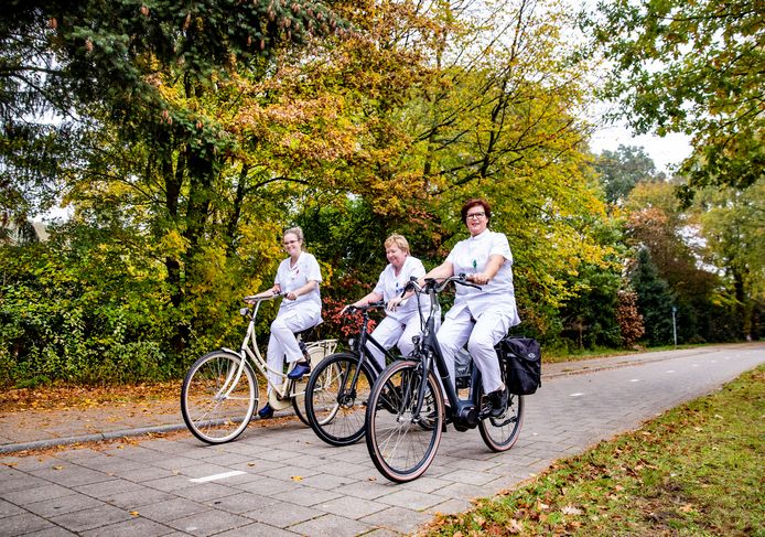 Gerda Bijsterbosch (vooraan) en twee collega's van het Gerle Ziekenhuis op de fiets.