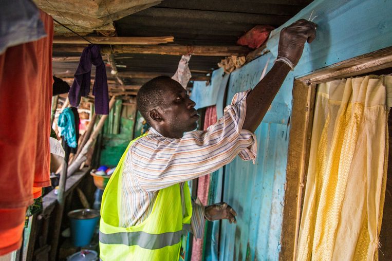 Een hulpverlener zet een kruisje bij een huis in Sierra Leone dat hij heeft bezocht om voorlichting te geven over ebola Beeld AP