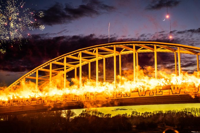 Het ophangen van het spandoek door de Vitesse-supporters ging woensdagavond gepaard met een groots vuurwerk.