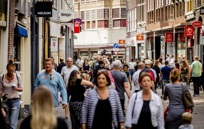 Publiek aan het winkelen in de Grote Houtstraat in Haarlem.