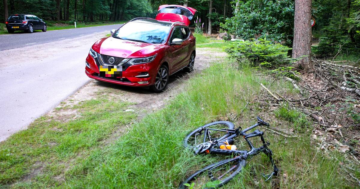 Wielrenner gewond naar ziekenhuis na botsing met automobilist in Ugchelen