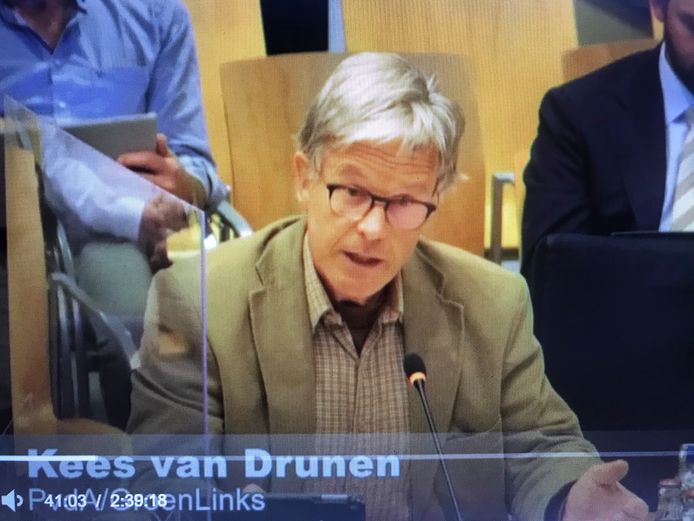 Kees van Drunen, fractievoorzitter van PvdA/GroenLinks in Maasdriel, tijdens de vergadering van de commissie ruimte.