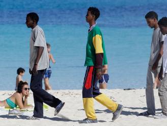 Burgemeester Lampedusa slaat alarm over anarchie op zijn eiland: vluchtelingen bezatten zich en vallen voorbijgangers lastig