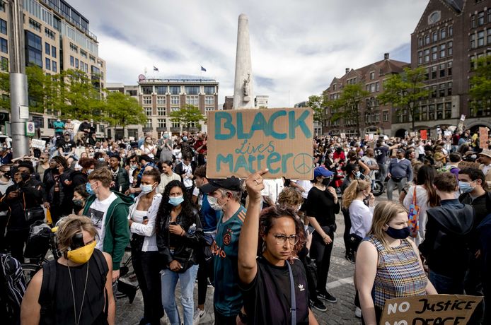 Demonstranten tijdens het protest op de Dam.