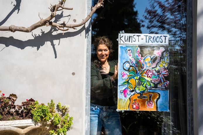 Petra Hartman heeft het startsein gegeven voor de venster-expositie Kunst*Troost.