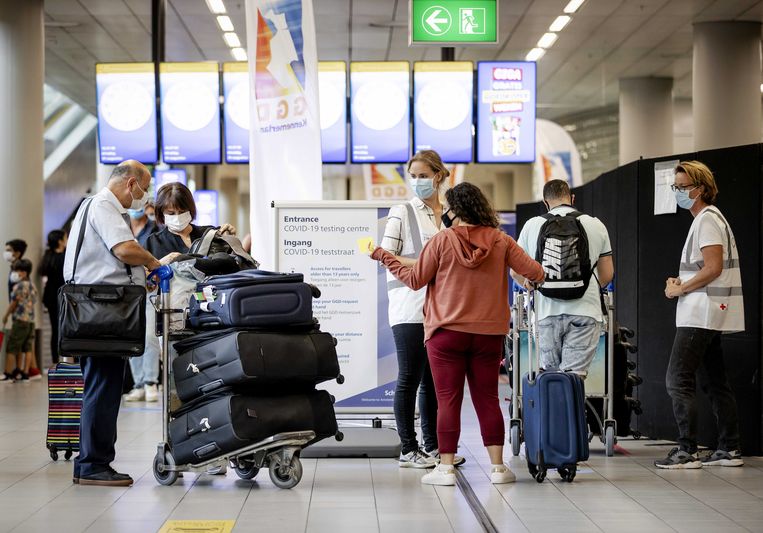 De inmiddels gesloten teststraat op Schiphol waar binnenkomende reizigers uit risicogebieden zich op het coronavirus konden laten testen. Beeld EPA
