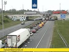 Vrachtwagen met pech zorgt tijdelijk voor dichte rijstrook en grote vertraging op A50 bij Eindhoven