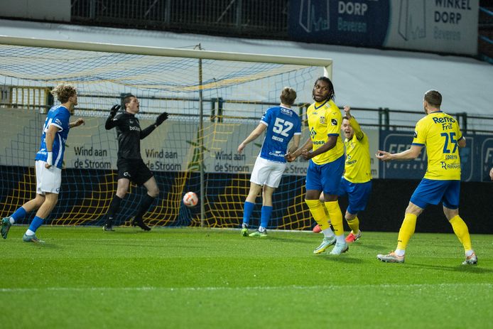 Het doelpunt van Dieumerci Mbokani.