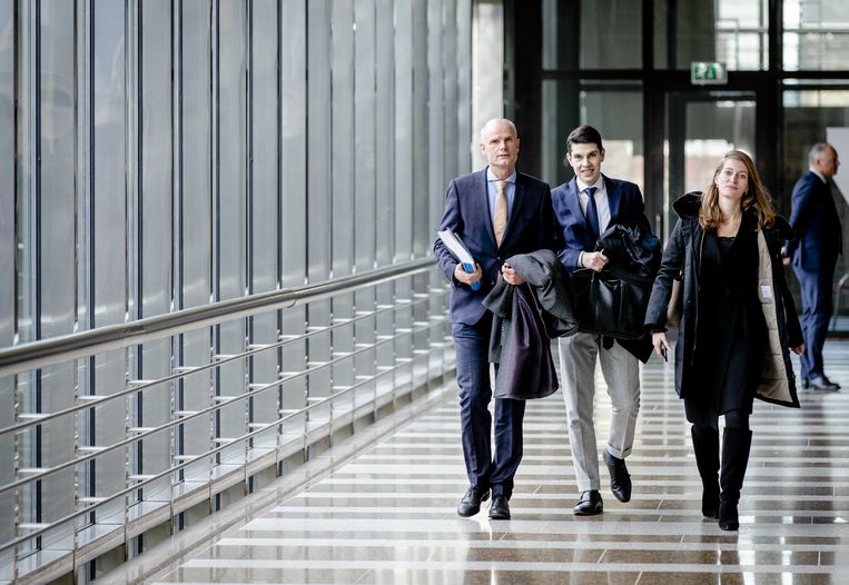 Minister van Buitenlandse Zaken Stef Blok komt donderdag aan in de Tweede Kamer, waar hij de pers te woord staat over de Nederlanders in Hubei. Beeld ANP